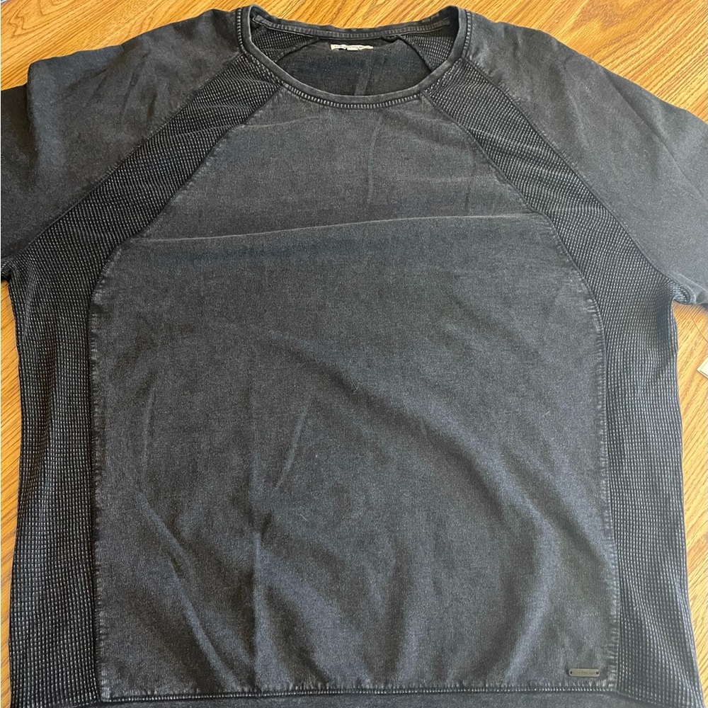 NWT Calvin Klein long sleeve shirt. Excellent condition